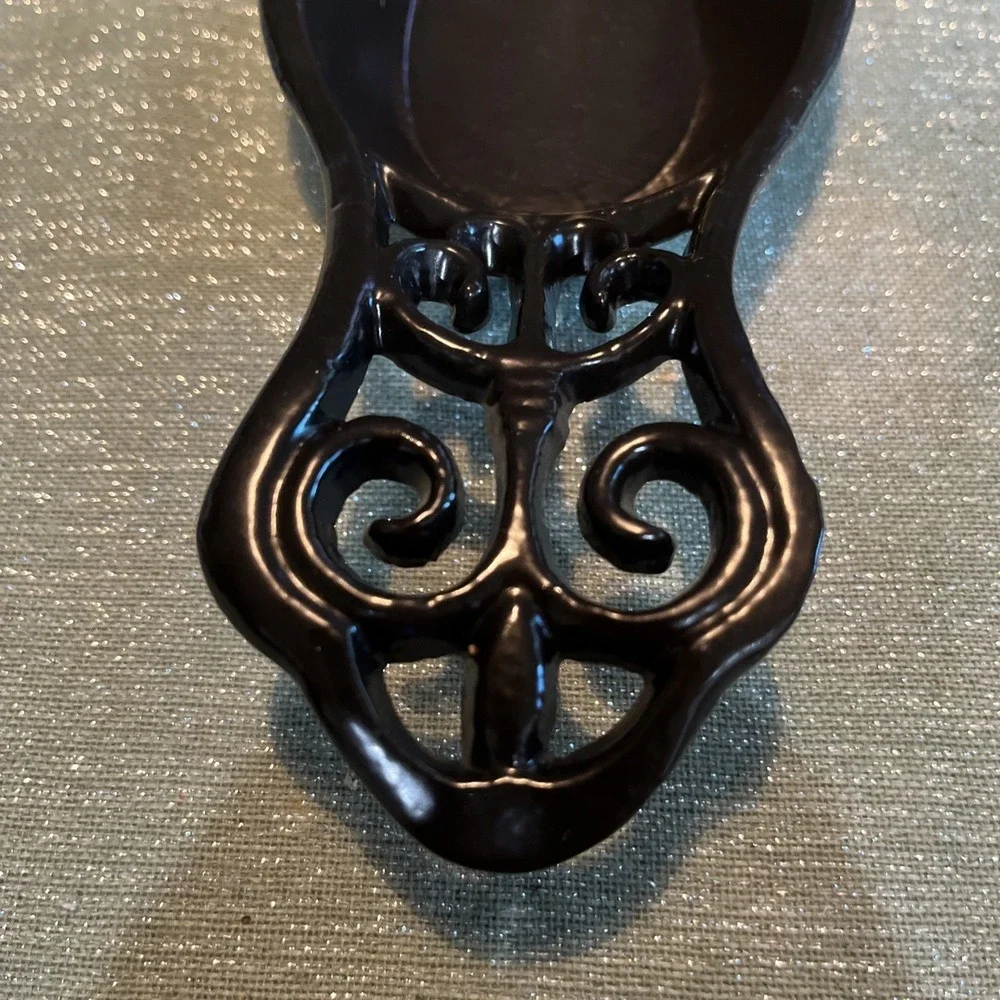 Vintage Style Cast Iron Spoon Rest Black Fleur De Lis Padded Bottom EUC